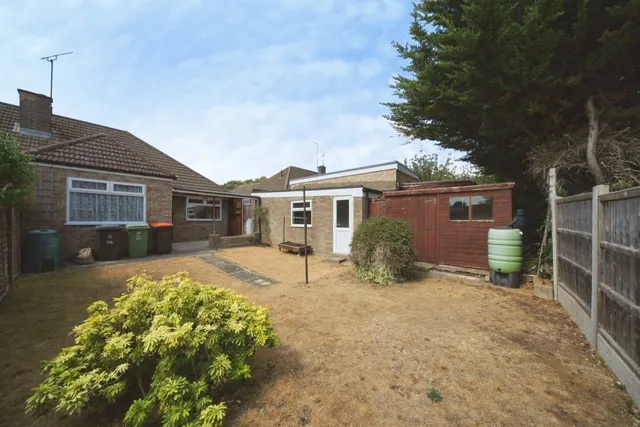 Photo 2 — Ridgeway Avenue, Dunstable
