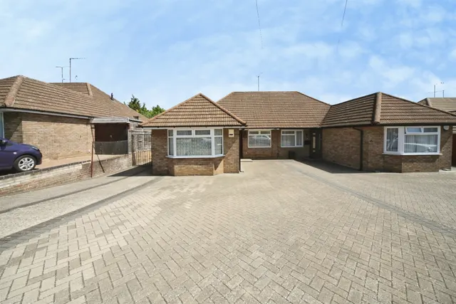 Ridgeway Avenue, Dunstable, photo 1