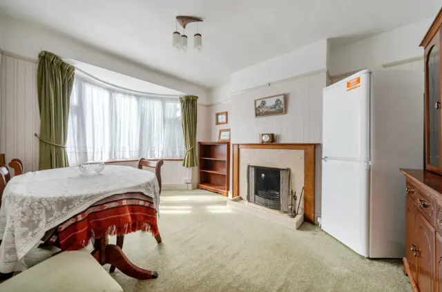 Photo 2 — Pinewood Avenue, Sidcup, DA15 8BD