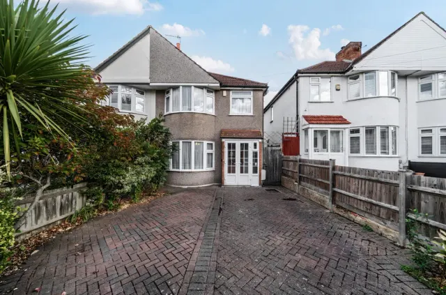 3 bedroom house — Pinewood Avenue, Sidcup, DA15 8BD