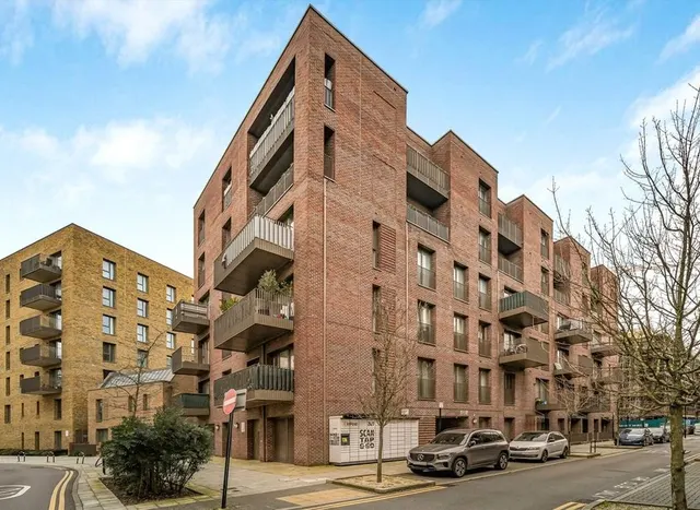 Clarke Avenue, Hounslow, TW3, photo 1