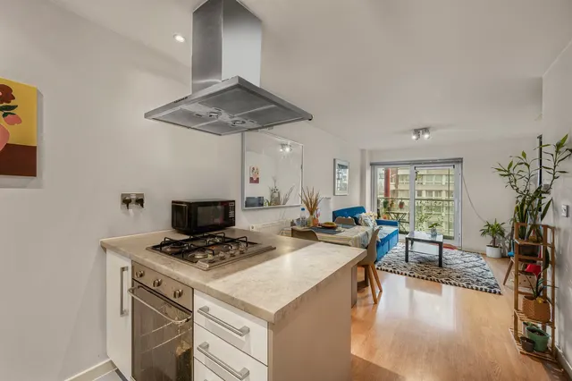 Commercial Road, London, E14, photo 3
