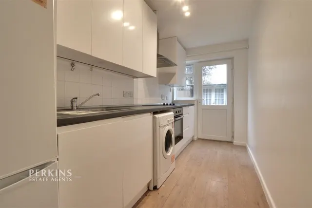 Nicholas Close, Greenford, UB6, photo 2