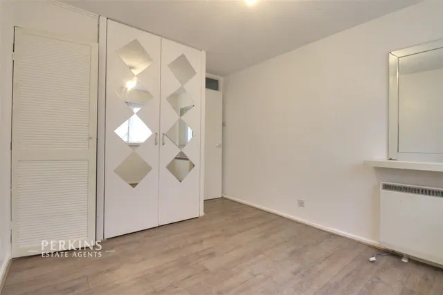 Nicholas Close, Greenford, UB6, photo 3