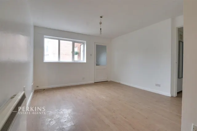 Nicholas Close, Greenford, UB6, photo 1