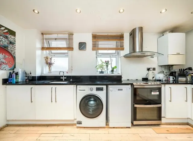 White City Estate, Shepherds Bush, W12, photo 2