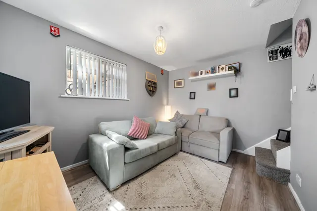 Hazelbank Road, Chertsey, KT16, photo 2