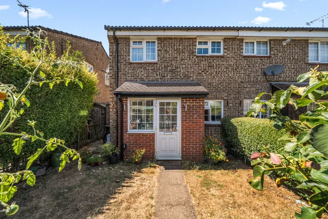 Hazelbank Road, Chertsey, KT16, photo 1