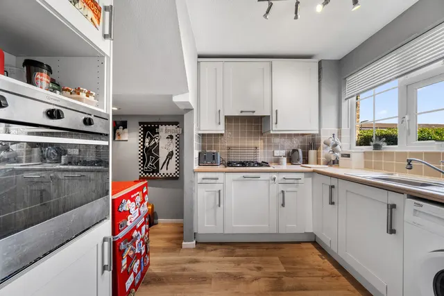 Hazelbank Road, Chertsey, KT16, photo 3