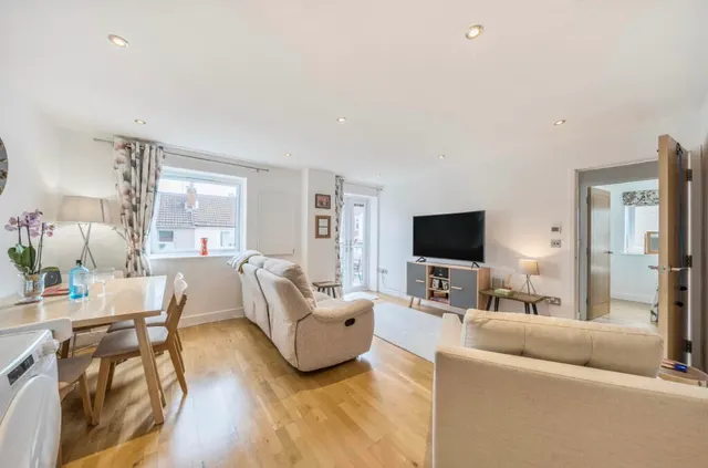 Victoria Road, Swindon, SN1, photo 2