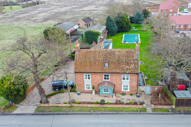 Halstead Road, Kirby-Cross, CO13, photo 3