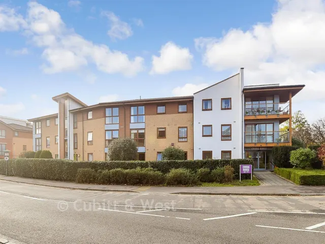 Commonwealth Drive, Three Bridges, RH10, photo 1