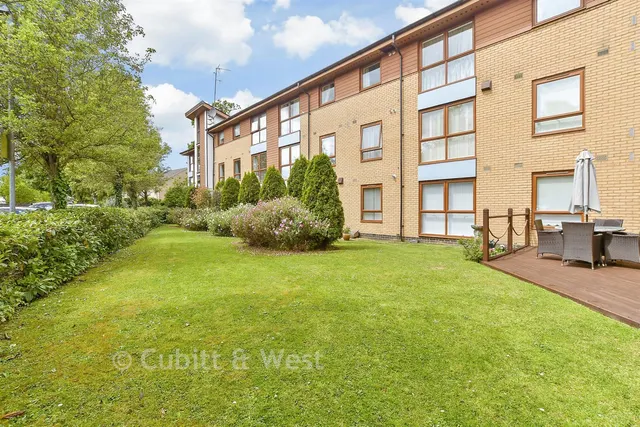 Commonwealth Drive, Three Bridges, RH10, photo 2