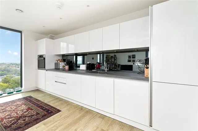 London Road, Staines, TW18, photo 3