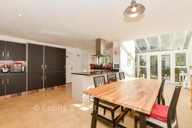 Greenhurst Drive, East Grinstead, RH19, photo 3