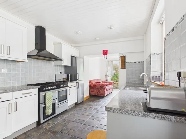 Photo 2 — Cardrew Terrace, Redruth