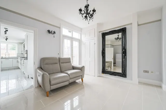 Photo 3 — 57 Princes Avenue, London