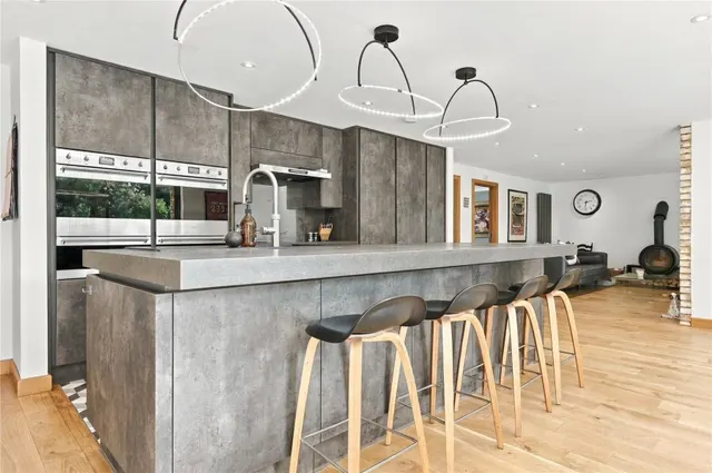 House Under Offer with 5 bedrooms in Bishop's Stortford, CM23, photo 2