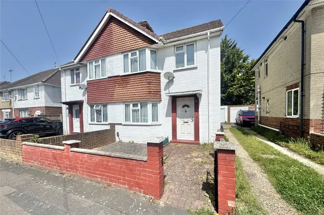 Queen Mary Avenue, Camberley, Surrey, GU15 3BH, photo 1