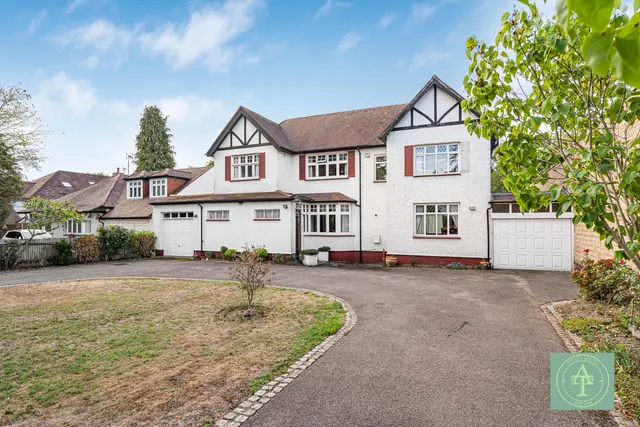 5 bedroom house — Private Road, Enfield, EN1