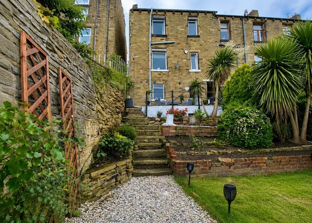 Cowcliffe Hill Road, Cowcliffe, Huddersfield, photo 1