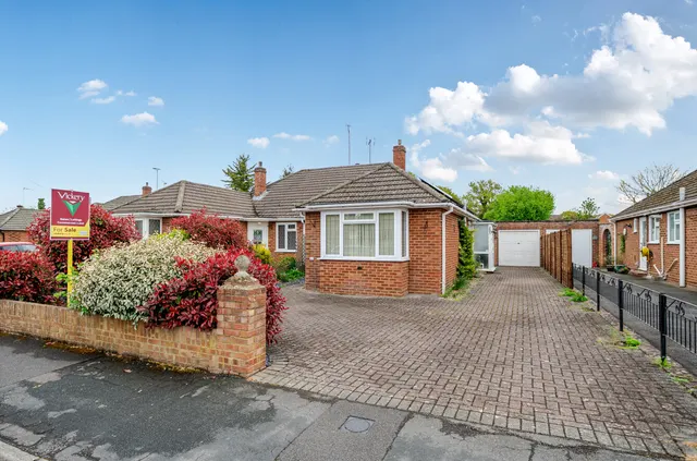 White Acres Road, Mytchett, Camberley, Surrey, GU16 6EY, photo 1