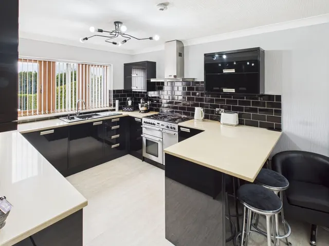 West Lane, Baildon, BD17, photo 3