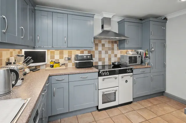 Spacious Semi-Detached Character Home, photo 2