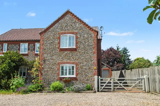 Spacious Semi-Detached Character Home, photo 1