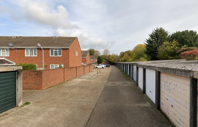 Delaporte Close, Epsom, KT17