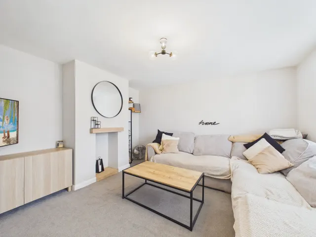 Redford Crescent, BS13, photo 2