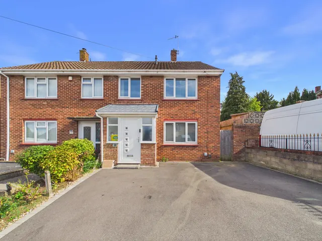 Redford Crescent, BS13, photo 1