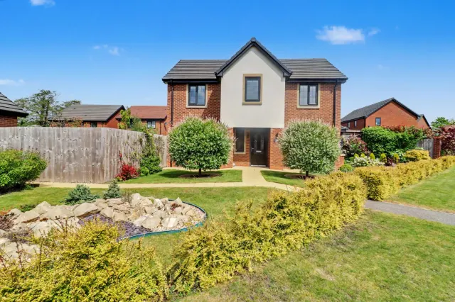 Honeysuckle Close, Congleton, photo 1