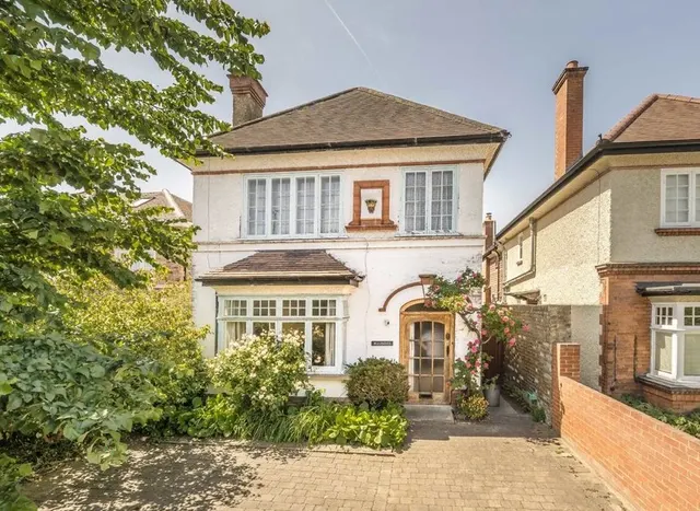 High Street, Hampton, TW12, photo 1