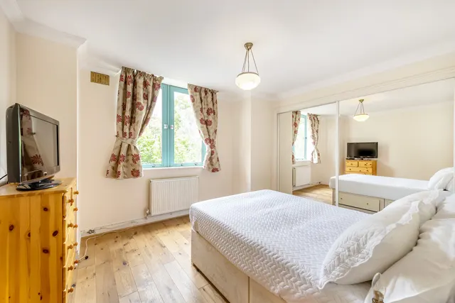 Shoot Up Hill, London, NW2, photo 2