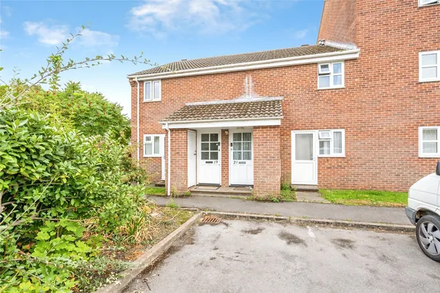 Caernarvon Road, Chichester, PO19, photo 1