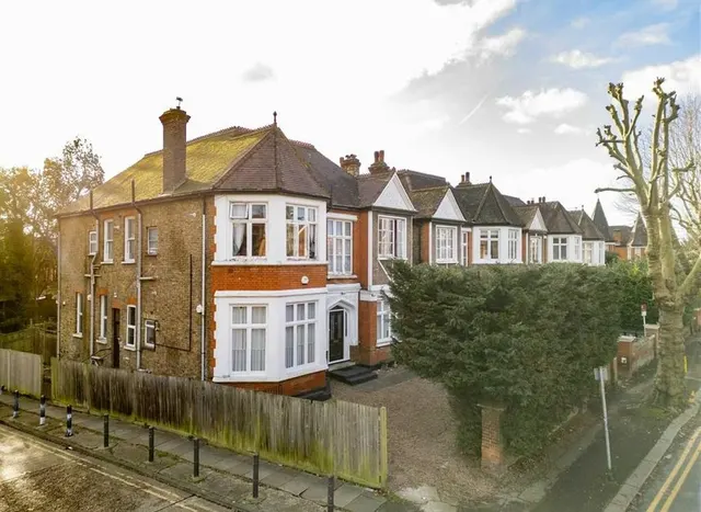 3 bedroom flat — Mapesbury Road, Cricklewood, NW2