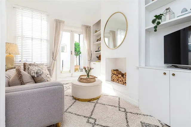 Ravenswood Road, London, SW12, photo 1