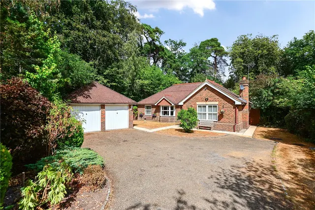 The Walnuts, Church Crookham, Fleet, Hampshire, GU52 6RW, photo 1
