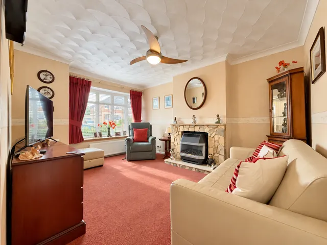 Quiet and Desirable Semi Detached Bungalow In Taverners Road, Rainham, photo 2