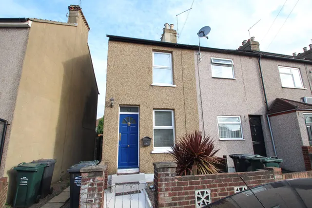 3 bedroom house — Hill House Road, Dartford