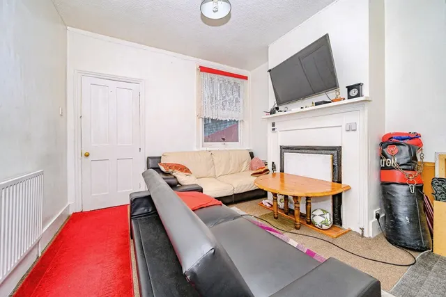 Photo 3 — Ridgway Road, Luton, Bedfordshire, LU2