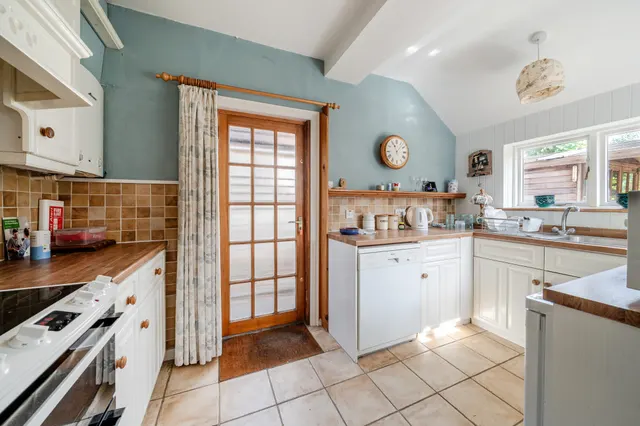 York Road, Farnham, GU9, photo 3