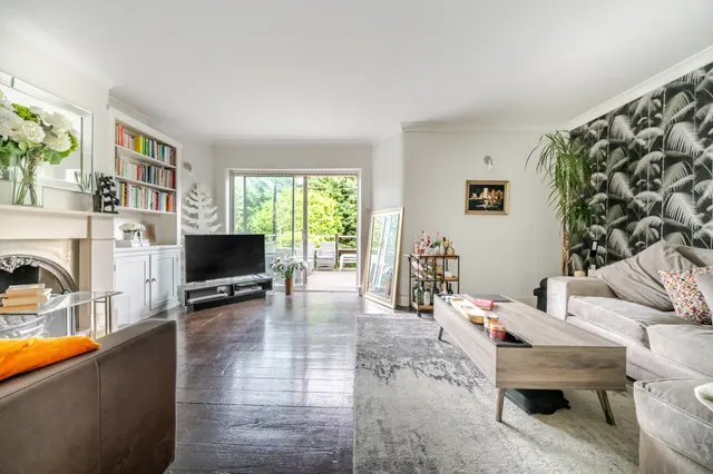 Photo 2 — Ridgeview Road, Whetstone, N20
