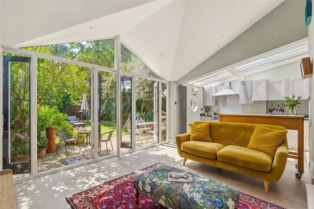 Huron Road, London, SW17, photo 1