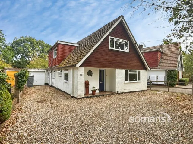 4 bedroom house, Mill Lane, Yateley, GU46