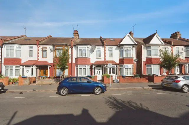 Clayton Avenue, Wembley, photo 1