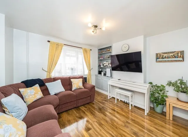 Photo 3 — Besley Street, Streatham, SW16