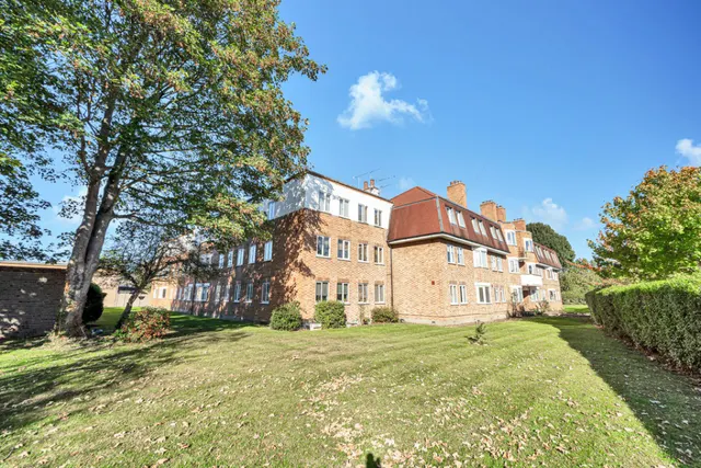 Oakhall Drive, Sunbury-on-Thames, TW16, photo 1