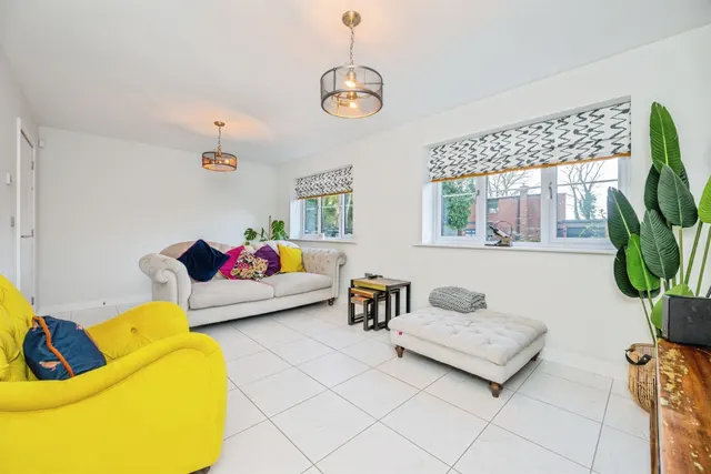 St. Marys Close, Sedgley, DY3, photo 3